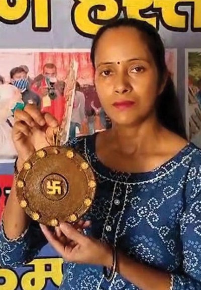 पूजा गंगवार बना रहीं गोबर से गहने