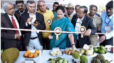 सहालग में फूलों की खुशबू से महक उठा अंबेडकरगनर का बाजार