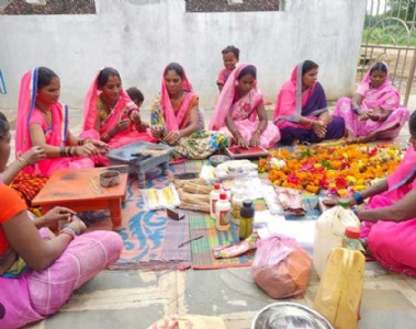 वेस्ट फ्लावर से बनी अगरबत्ती और गुलाल ने बदली महिलाओं की ज़िंदगी