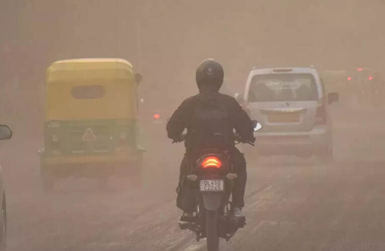 Delhi NCR Air Pollution : दिल्ली एनसीआर में प्रदूषण का स्तर बेहद खराब, एक्यूआई पहुंचा 400 के पार, ग्रेप-4 के नियमों में हुआ बदलाव