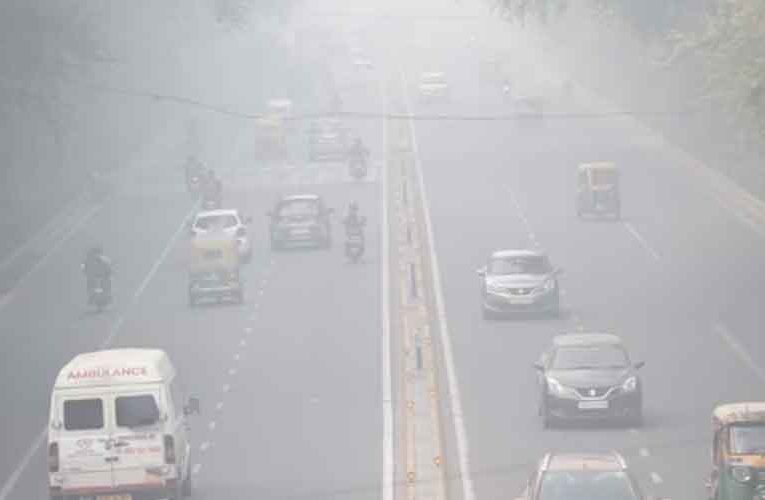 Delhi Air Pollution: अभी भी गंभीर श्रेणी में है दिल्ली की हवा, सांस लेना खतरे से कम नहीं, जानें कहां कितना AQI