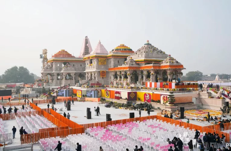 पुणे की रामवाटिका नर्सरी के फूलों से सजा अयोध्या का  राम मंदिर
