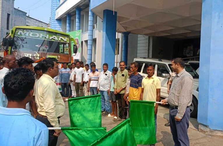 DC Flags off Farmers Tour for Horticulture Training in Raipur